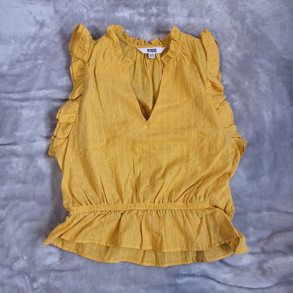 BB Dakota gold sleeveless blouse